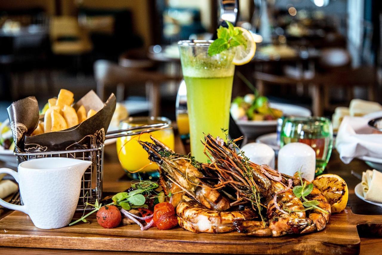 Pullman Sharjah Hotell Exteriör bild A meal at the restaurant