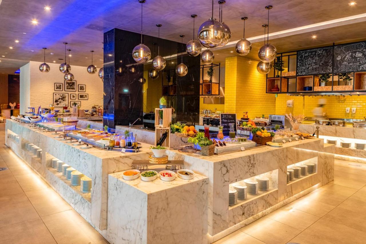 Pullman Sharjah Hotell Exteriör bild The buffet at the hotel