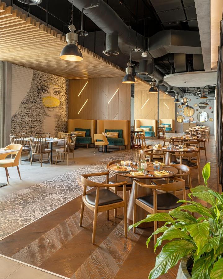Pullman Sharjah Hotell Exteriör bild Restaurant interior