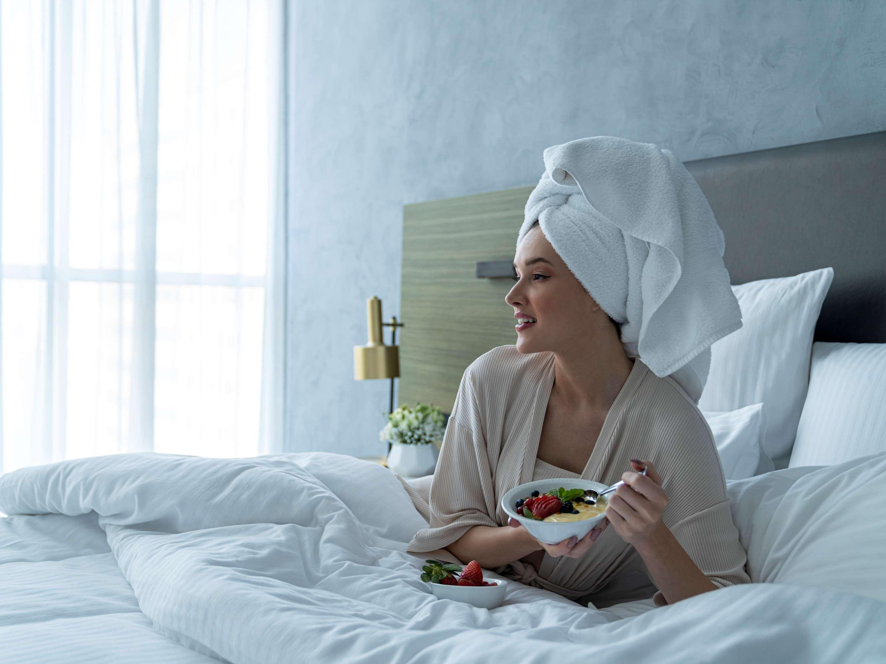 Pullman Sharjah Hotell Exteriör bild A woman wearing a bathrobe