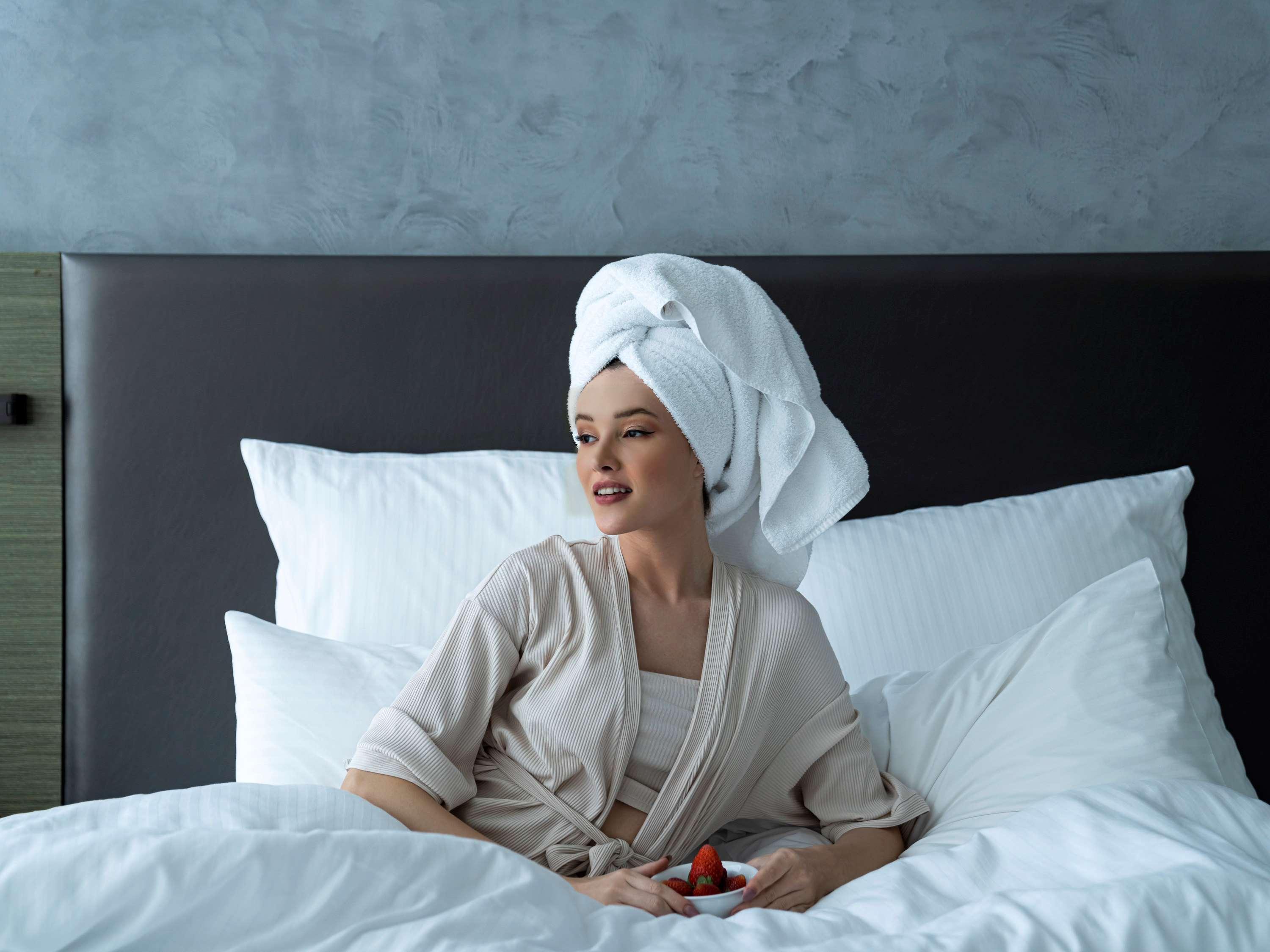 Pullman Sharjah Hotell Exteriör bild A woman wearing a bathrobe