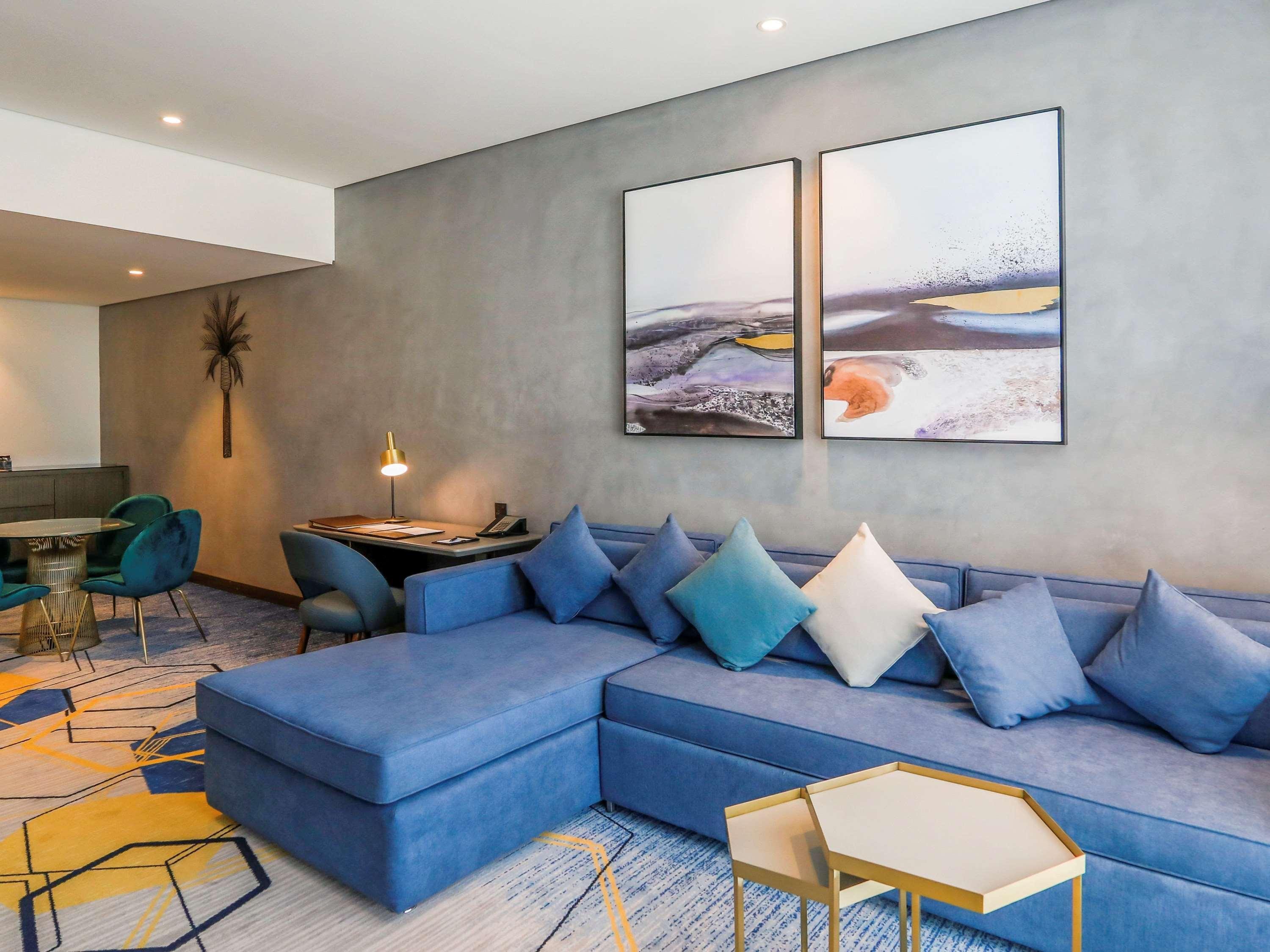 Pullman Sharjah Hotell Exteriör bild A living room at the hotel