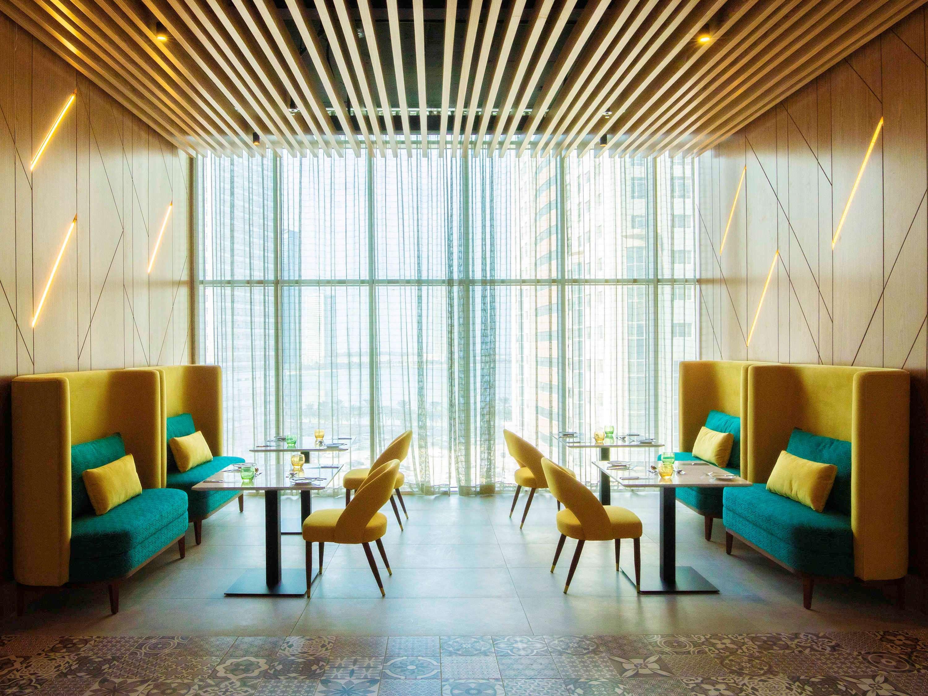 Pullman Sharjah Hotell Exteriör bild The interior of the lounge