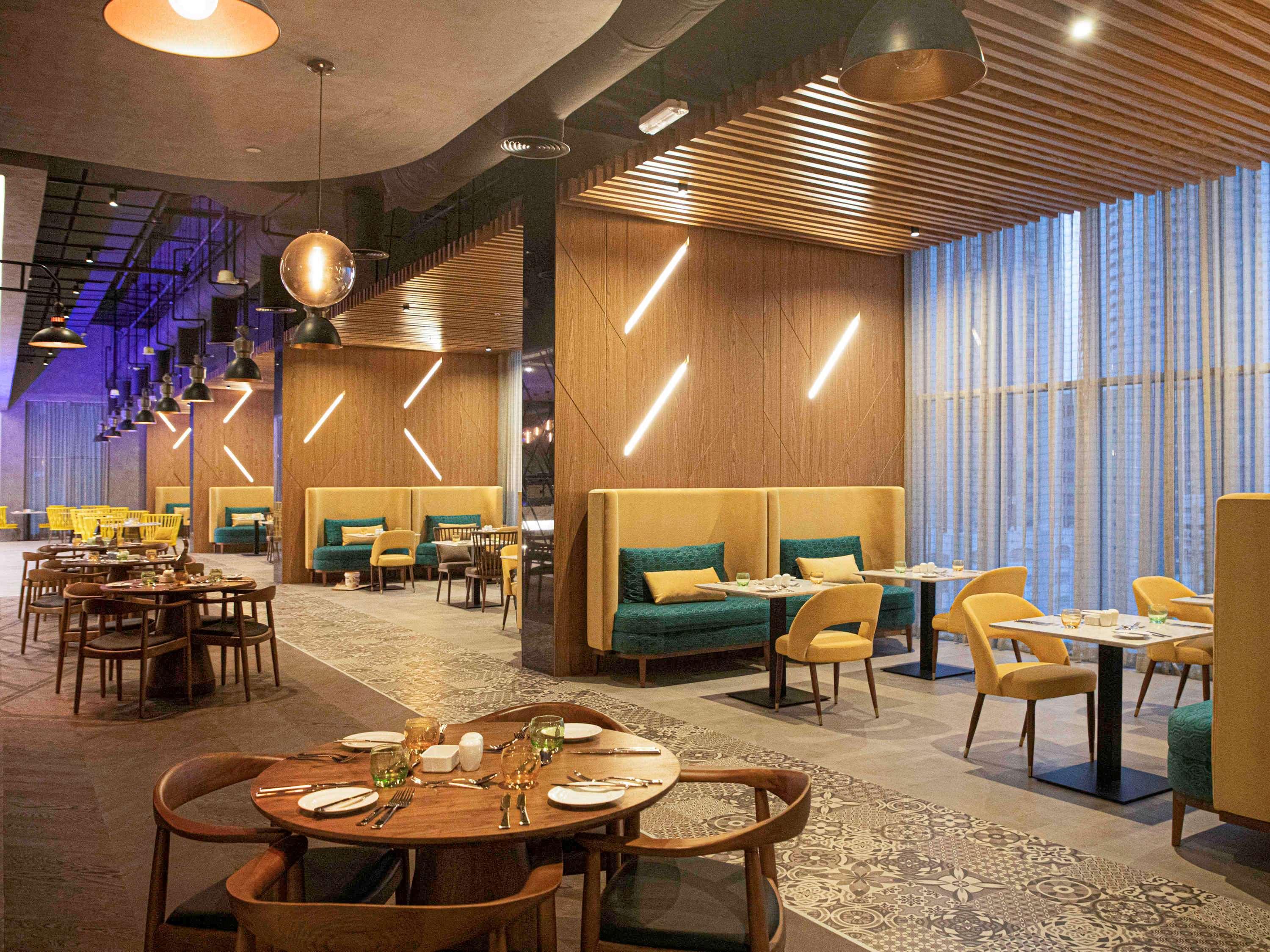 Pullman Sharjah Hotell Exteriör bild The interior of the restaurant