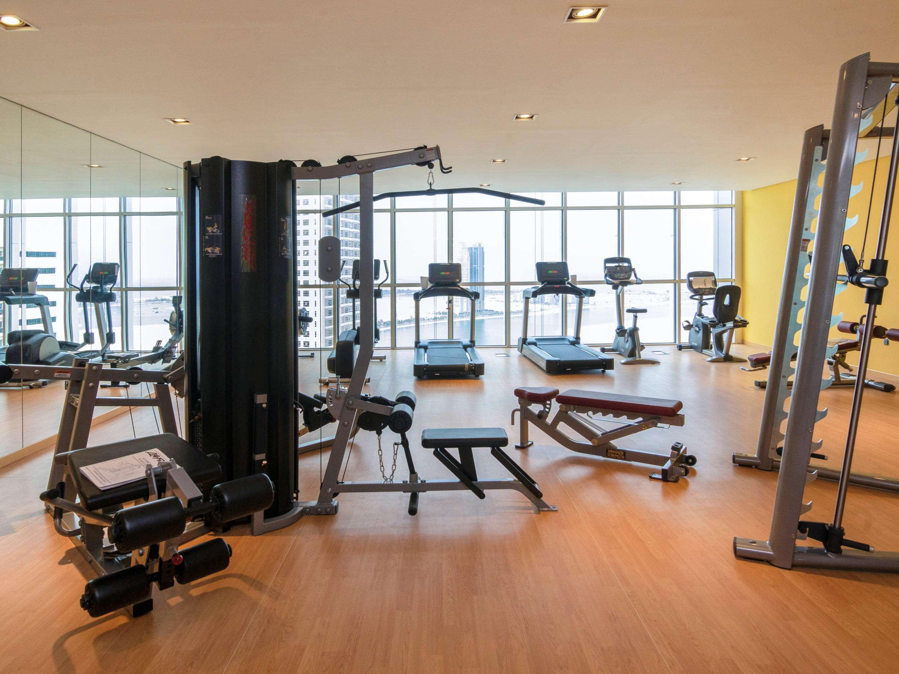 Pullman Sharjah Hotell Exteriör bild A gym in a hotel