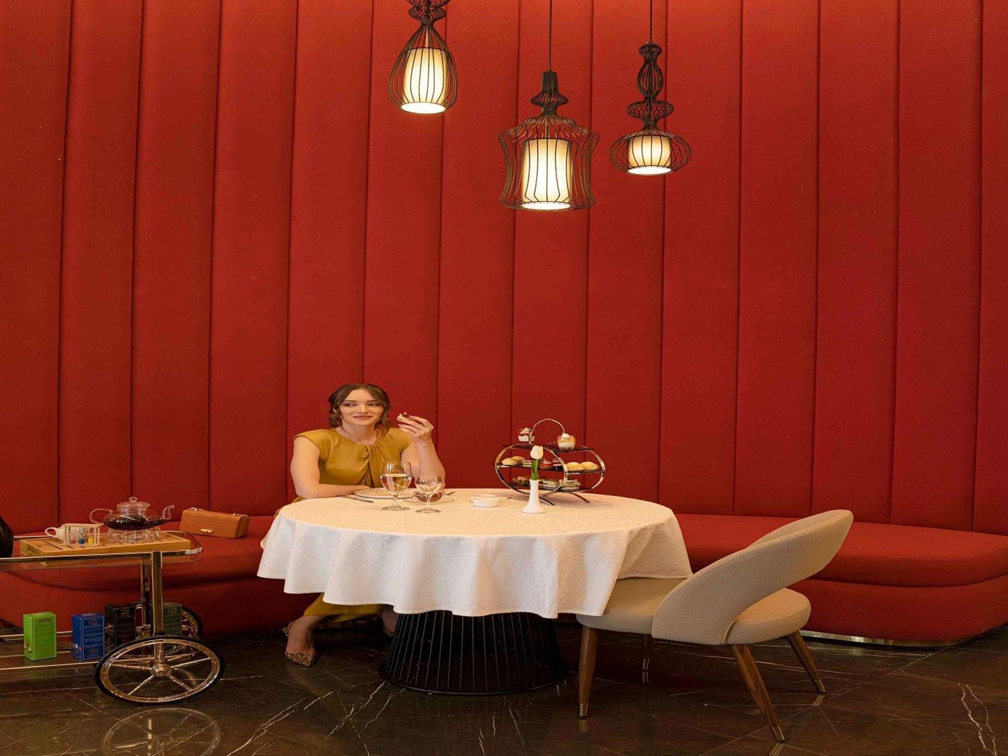Pullman Sharjah Hotell Exteriör bild The interior of the restaurant