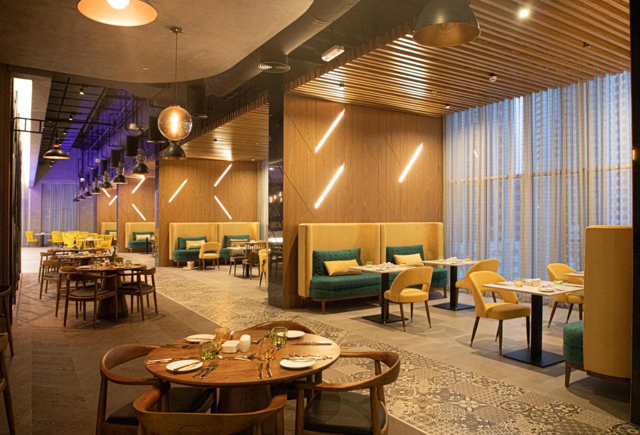 Pullman Sharjah Hotell Exteriör bild The interior of the restaurant