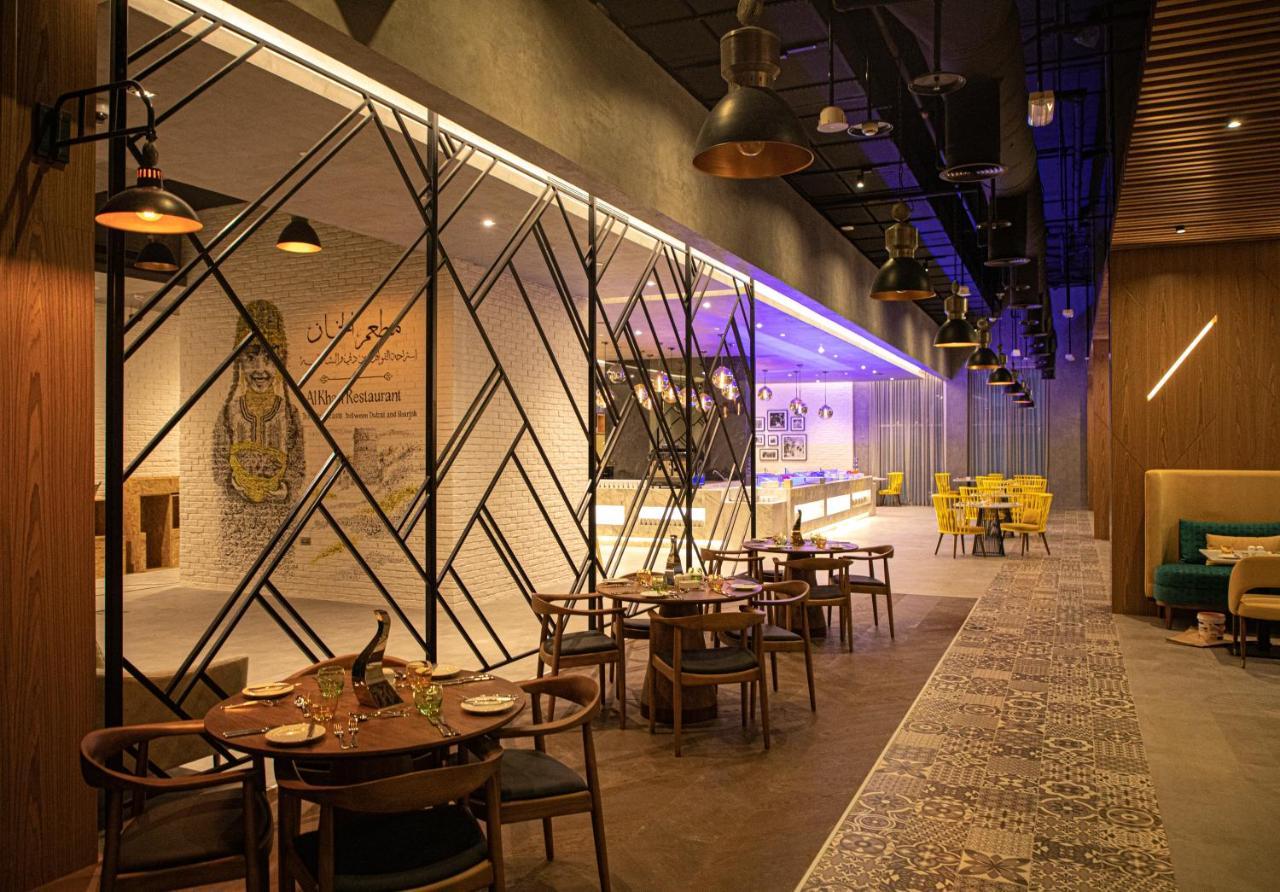 Pullman Sharjah Hotell Exteriör bild The interior of the restaurant