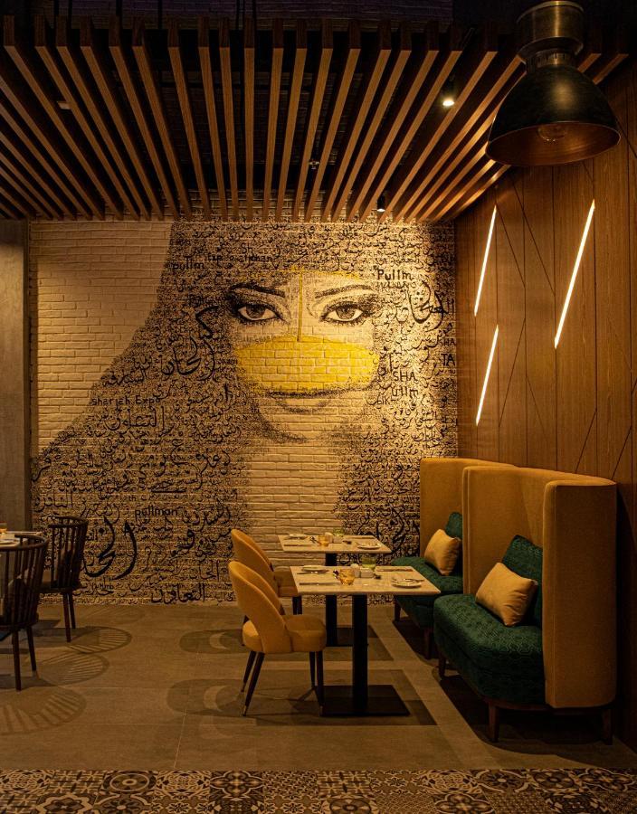 Pullman Sharjah Hotell Exteriör bild Interior of the restaurant